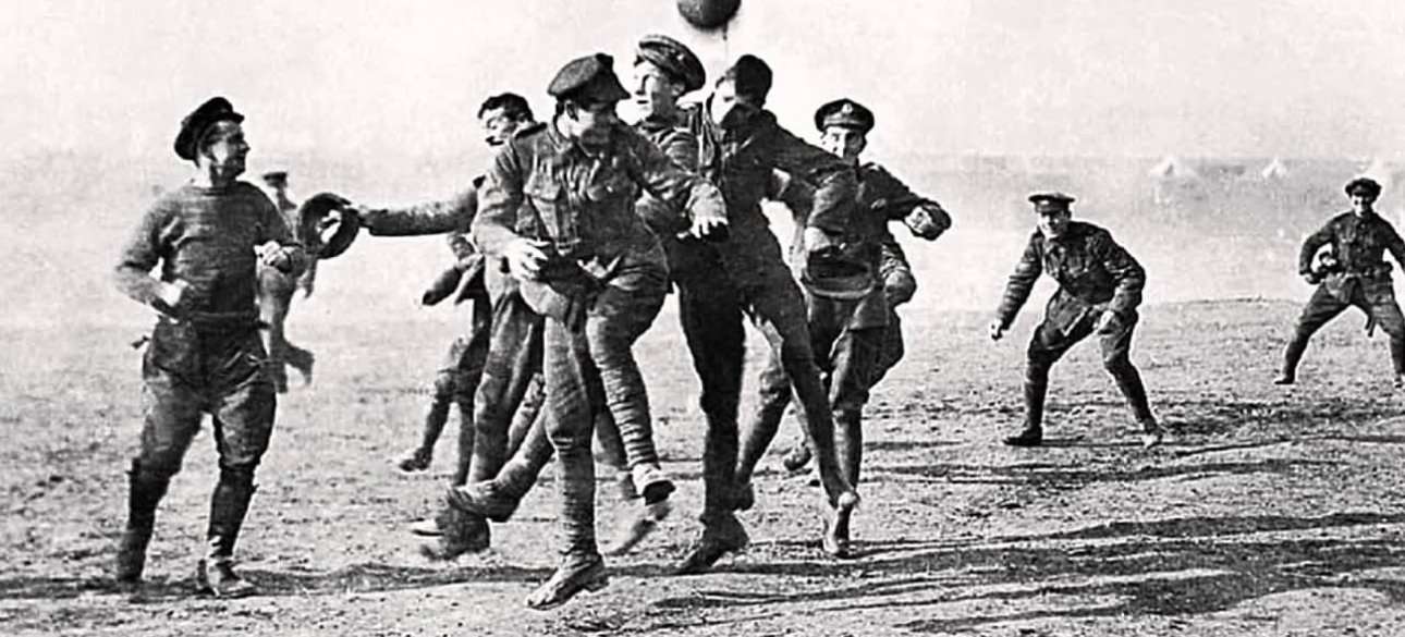 Перша світова війна. Англійські та німецькі солдати грають у футбол на нейтральній смузі.