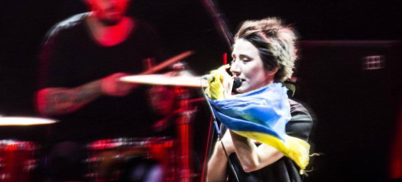 Земфира с украинским флагом на концерте в Тбилиси, июнь 2015 года / Фото: Марина Захарова