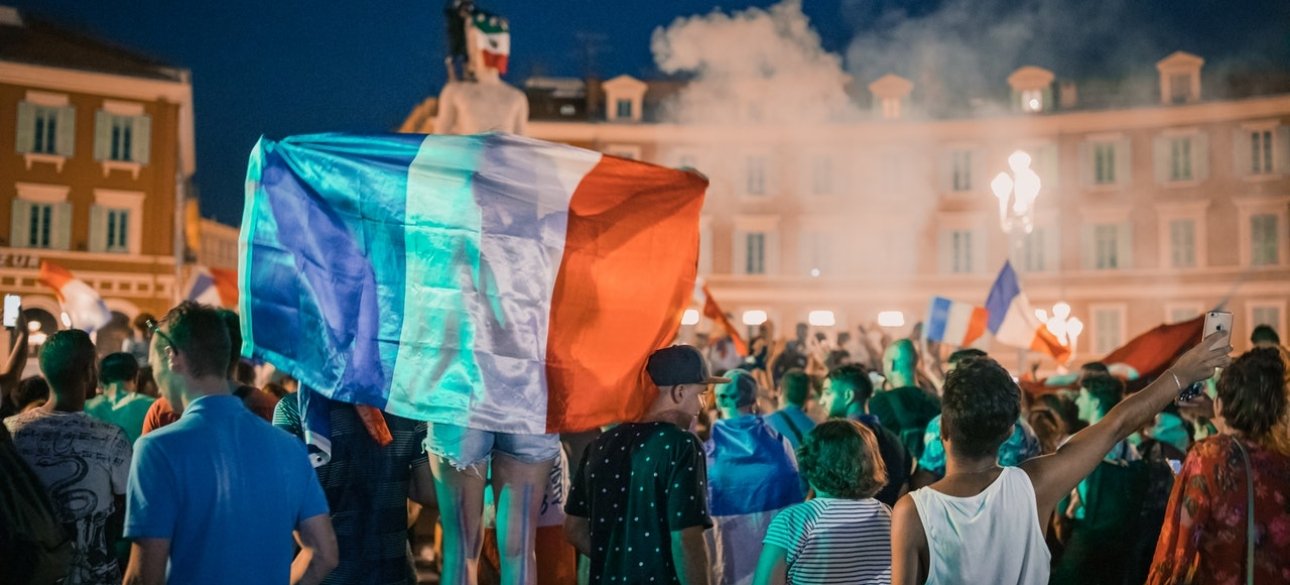 франция, флаг франции, протесты во франции, левые силы