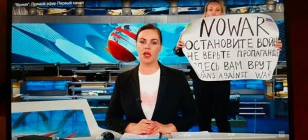 марина овсянникова, овсянникова плакат, марина овсянникова первыи канал, марина овсянникова акция протеста