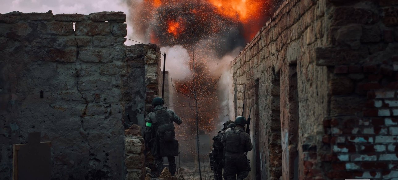 Украинские бойцы идут в атаку