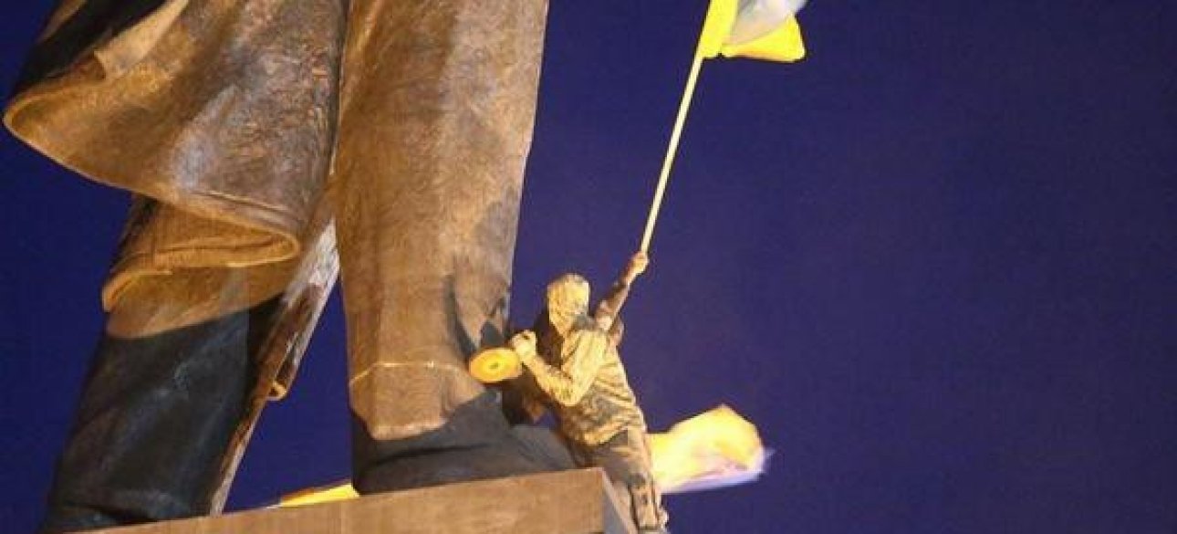 Снос памятника ленину в харькове / Фото: twitter.com/euromaidan