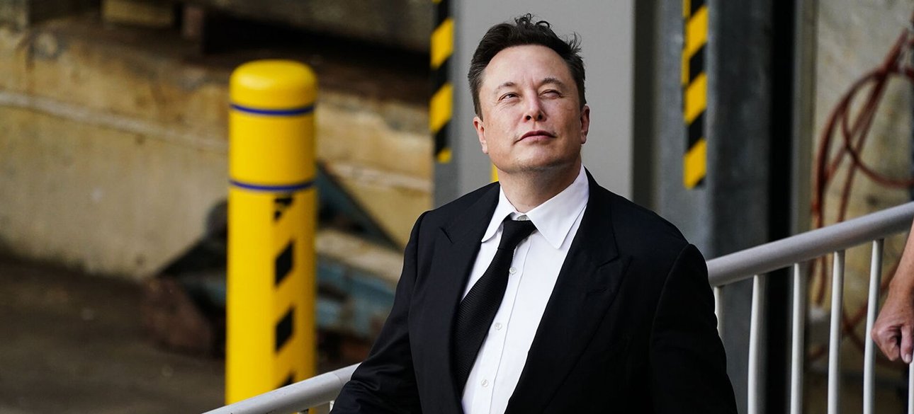 Маск смотрит вперед и вверх