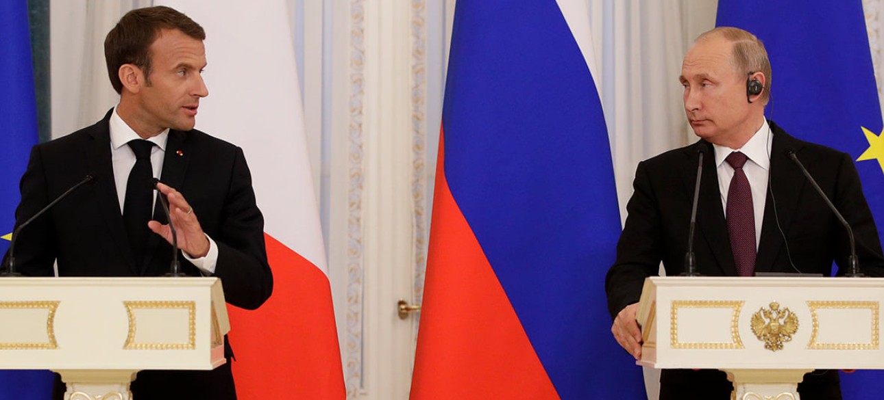Президенты РФ и Франции Владимир Путин и Эммануэль Макрон