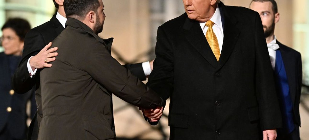 Рукостискання Зеленського та Трампа за участю Макрона