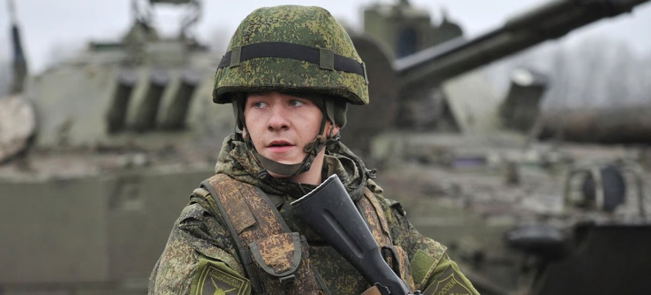 Боец российской армии на фоне танка