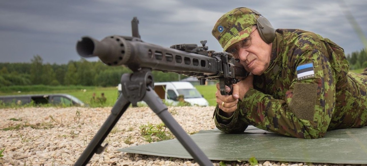 президент Эстонии, Тоомас Ильвес,  пулемет MG