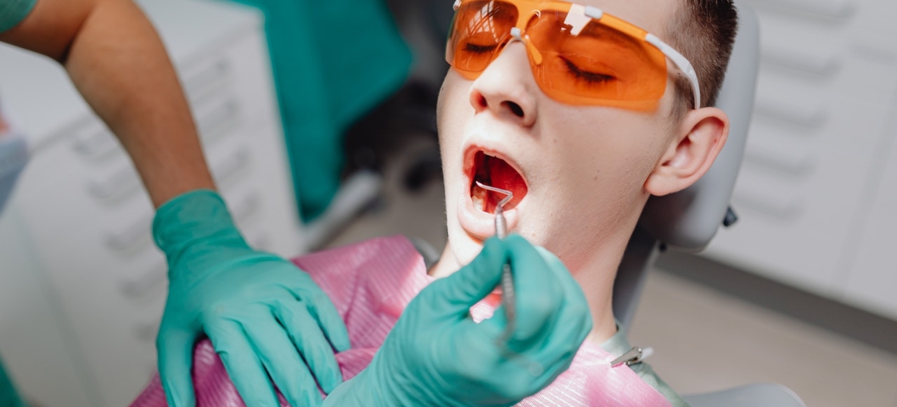 На приеме у стоматолога, стоматолог, дантист, лечение зубов