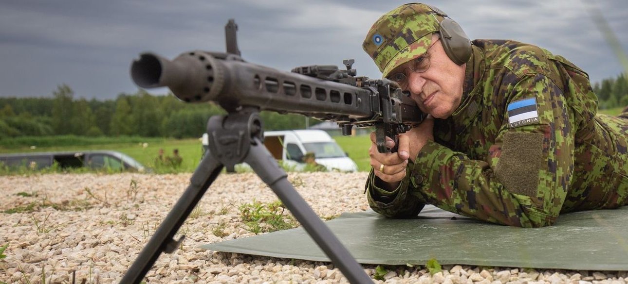 президент Эстонии, Тоомас Ильвес,  пулемет MG