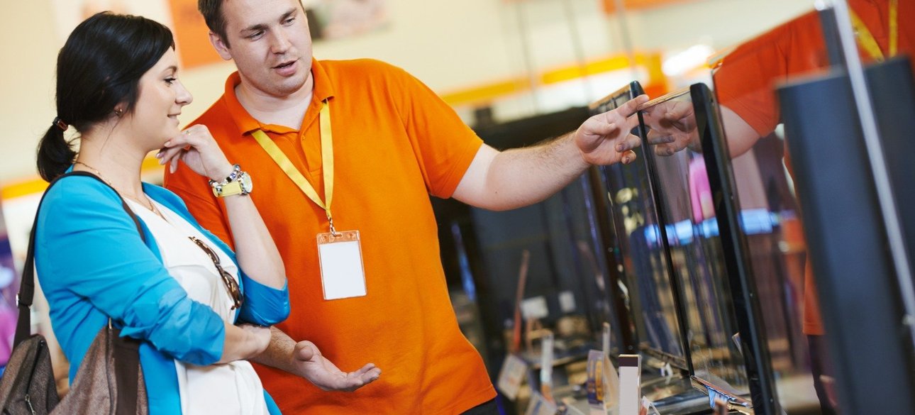 Продавець з клієнтом в магазині