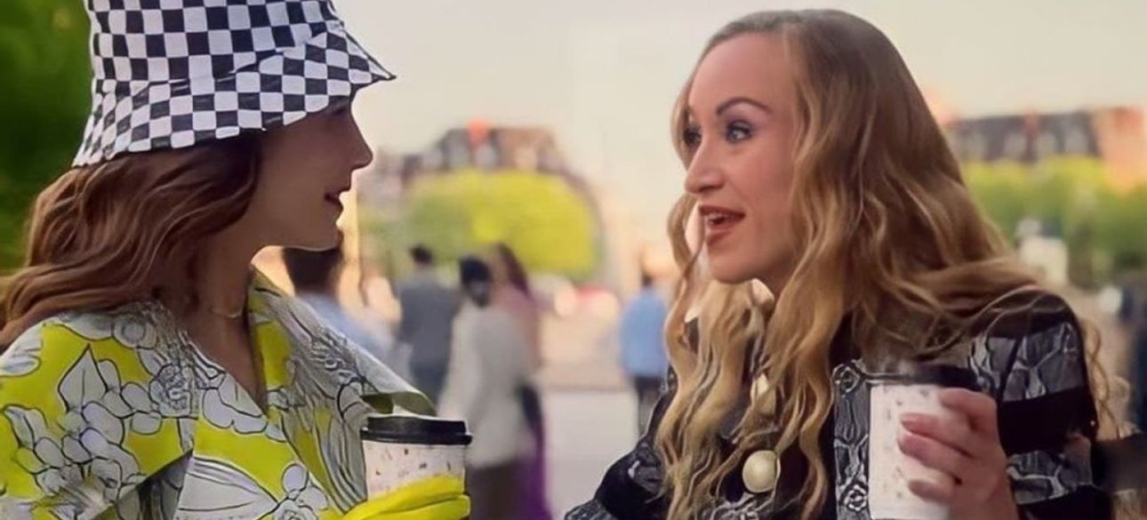 Эмили и украинка Петра в сериале "Эмили в Париже"