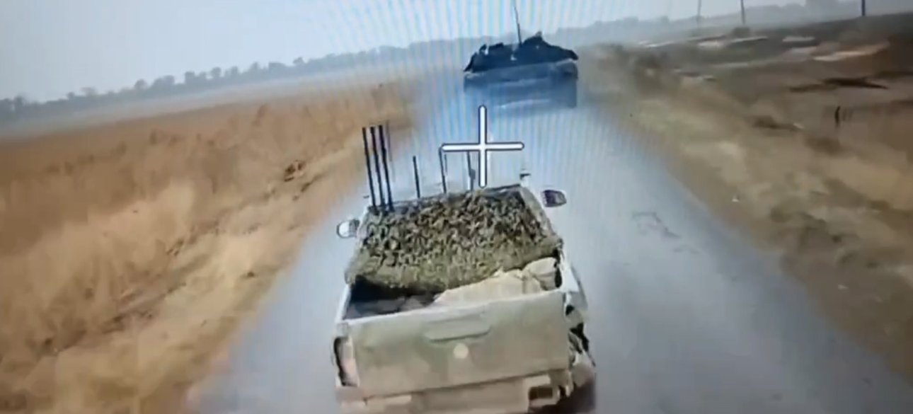 Российский дрон на оптоволокне атакует украинскую логистику