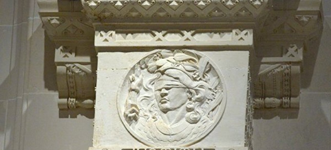 Барельеф Юстиция в зале Международного суда ООН в Гааге / Фото: УНИАН