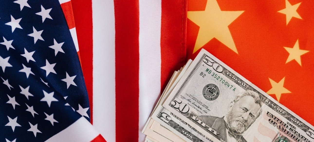 торгова війна, США проти Китаю, протистояння США і Китаю, прапор США, прапор КНР, долари