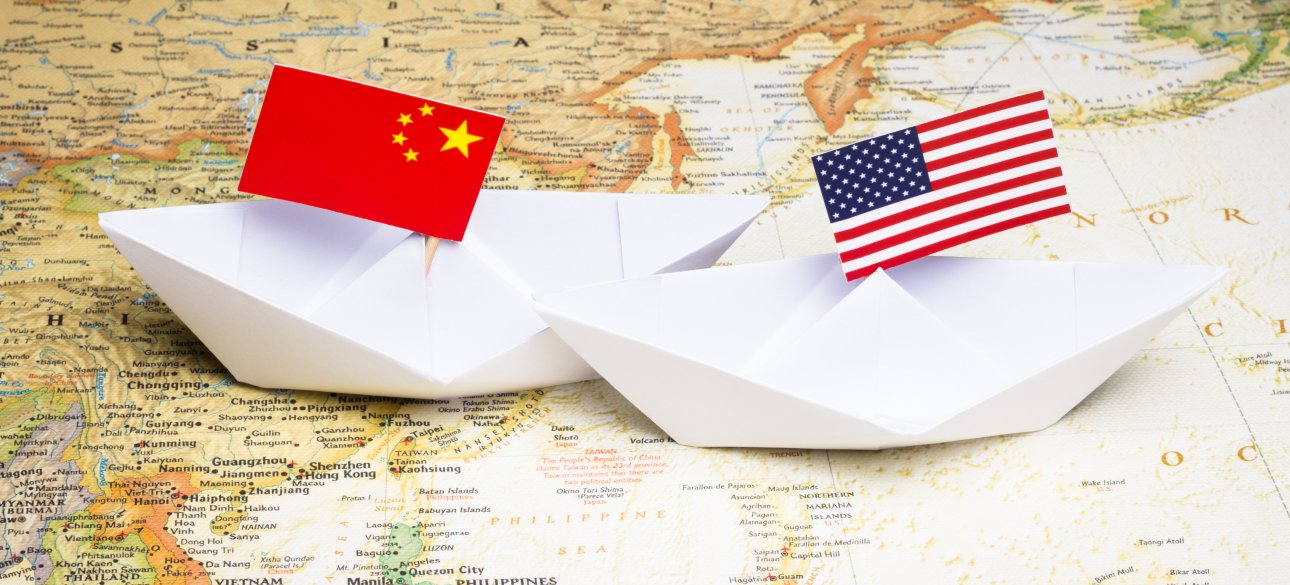 США и Китай, корабли, кораблик, карта мира, флаг Китая, флаг США