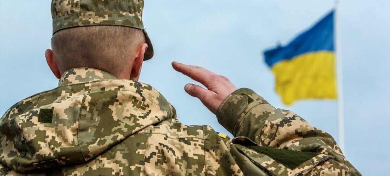 Военнослужащий ВСУ с украинским флагом