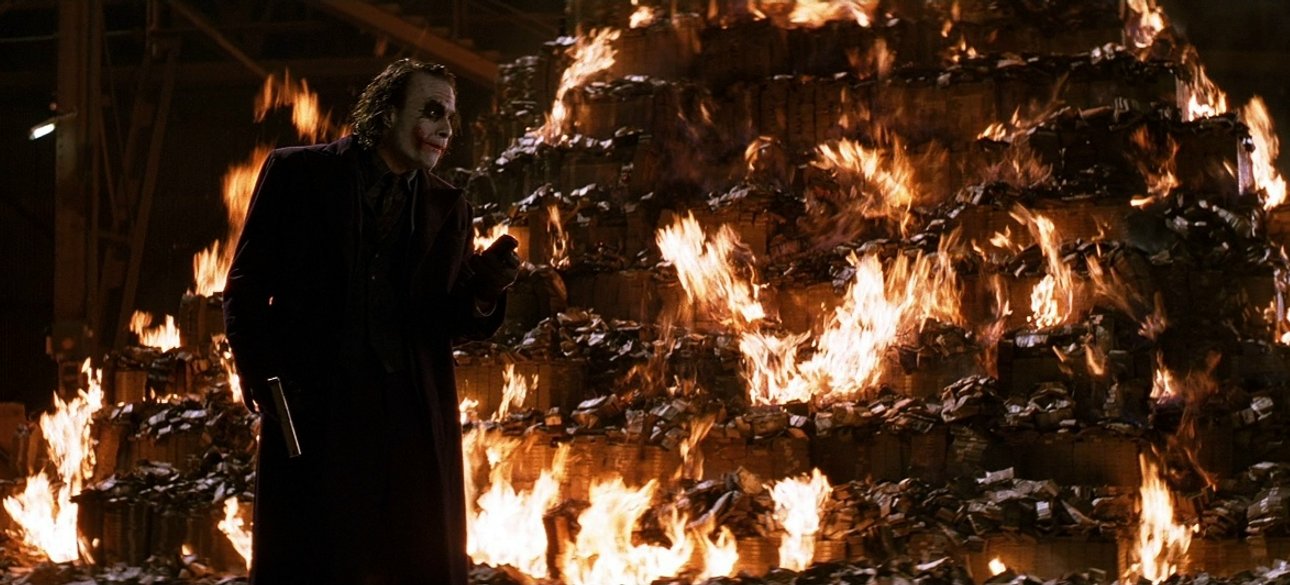 Кадр из фильма Темный рыцарь - Джокер сжигает деньги