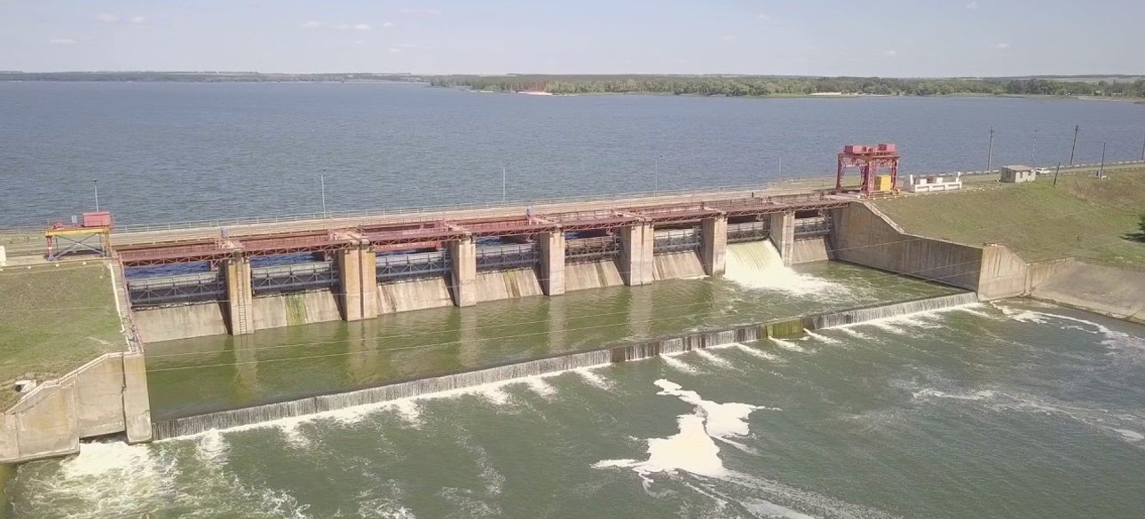 Печенiзьке водосховище Дамба Печенiзького водосховища ще в робочому стані