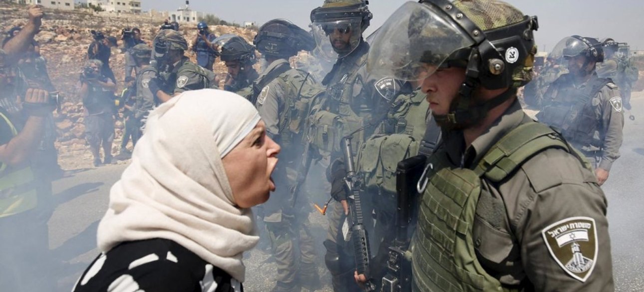 Палестинская женщина против солдата Израиля