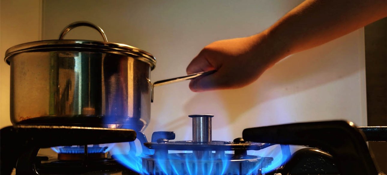 Газ, каструля, плита