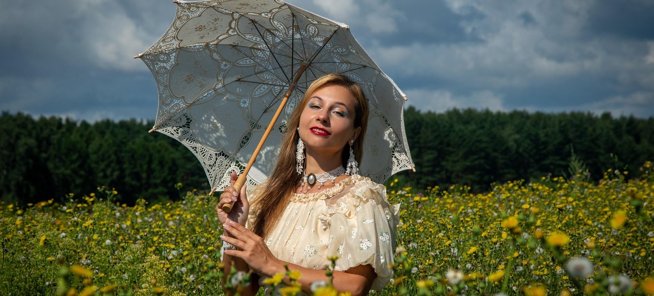 Женщина с зонтиком под солнцем