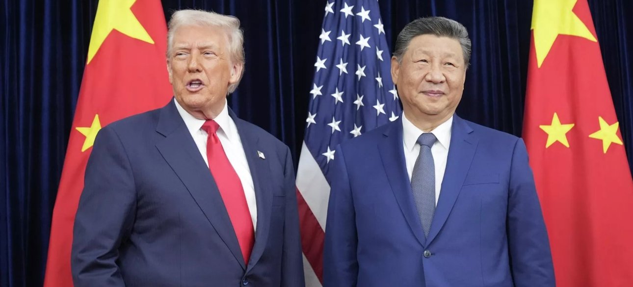 Дональд Трамп и Си Цзиньпин на фоне флагов Китая и США