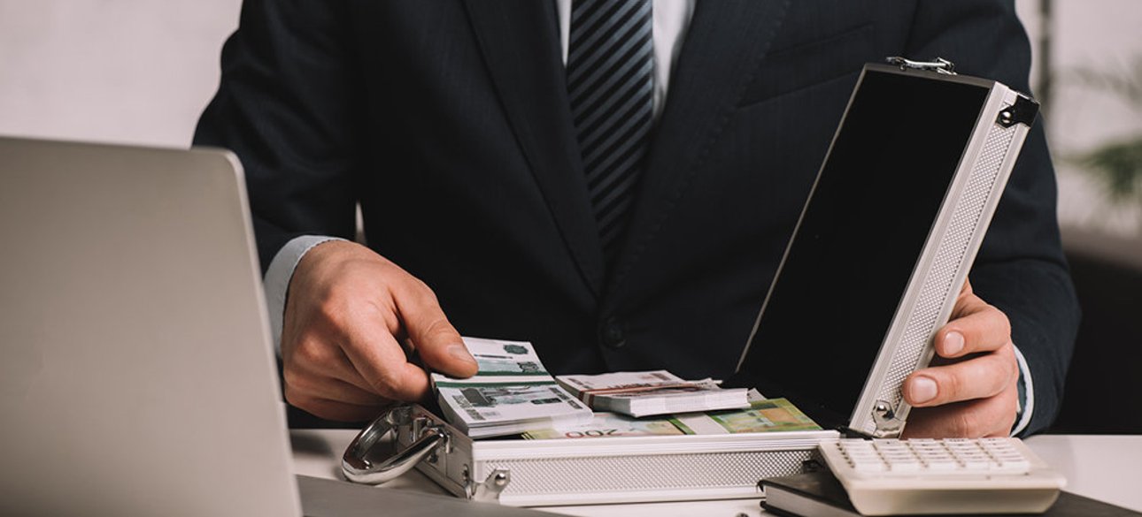 Чиновник, гроші, держслужбовець