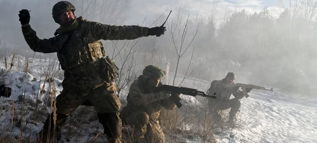 Солдаты ВСУ идут в атаку