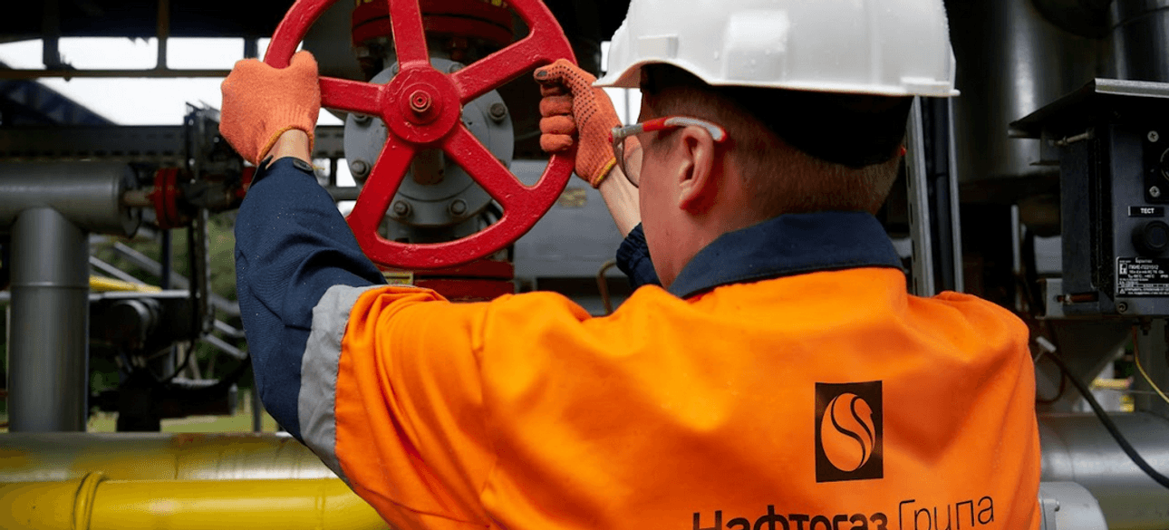 Сотрудник "Нафтогаза" за работой