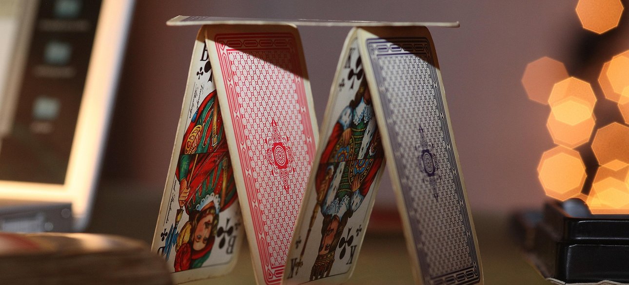 Економіку небезпечно вибудовувати за правилами карткового будиночка