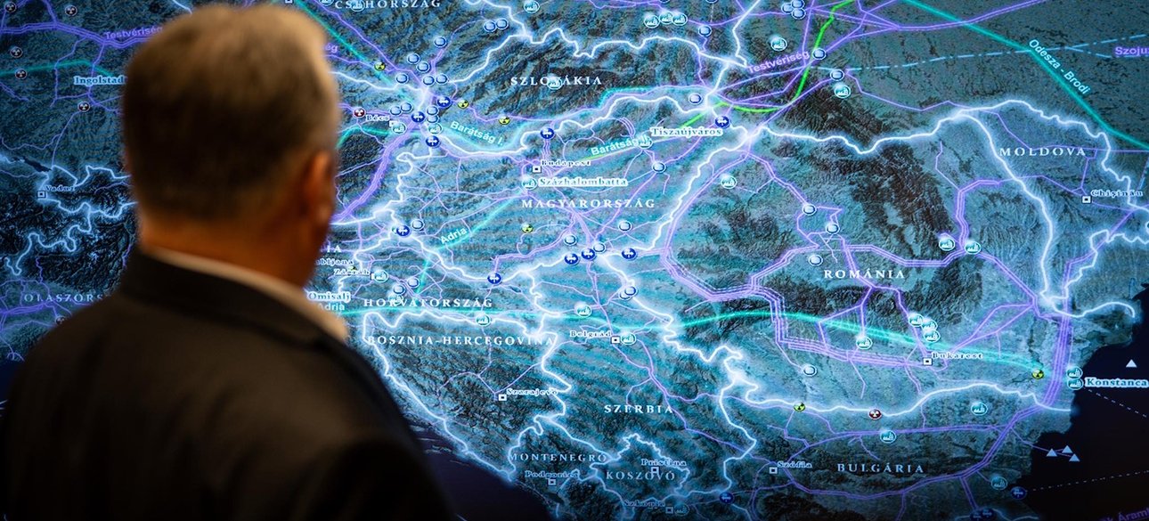 Орбан Прем'єр Угорщини Орбан дивимося на карту з газопроводами