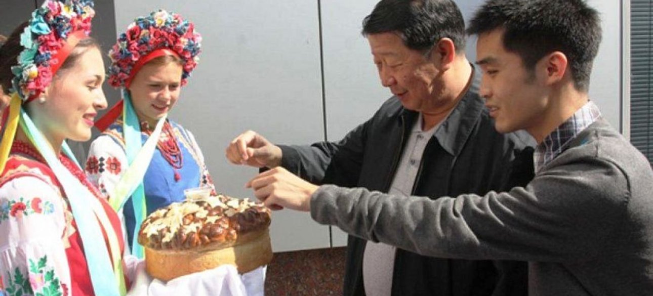 Сегодня спикеры власти нам рассказывают, как прекрасно мы живем без кредитов МВФ. И тут же власть берет миллиард в Китае.