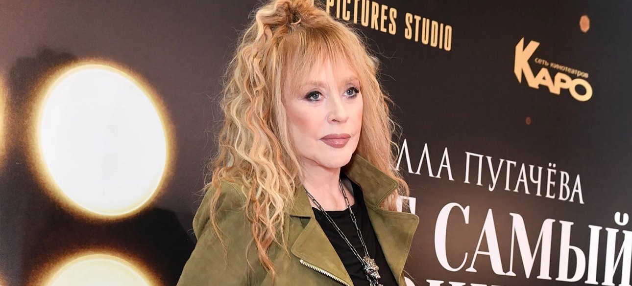 Алла Пагучева на фоне своего плаката