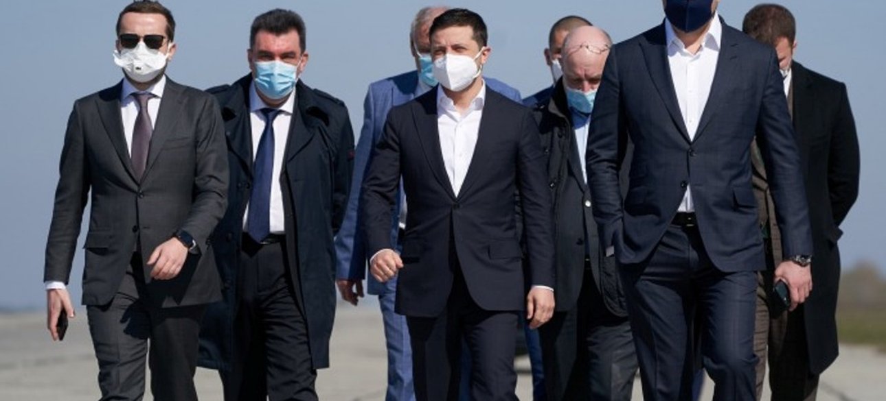 Президент Зеленский с помощникми