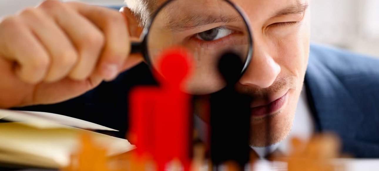 Человек с лупой