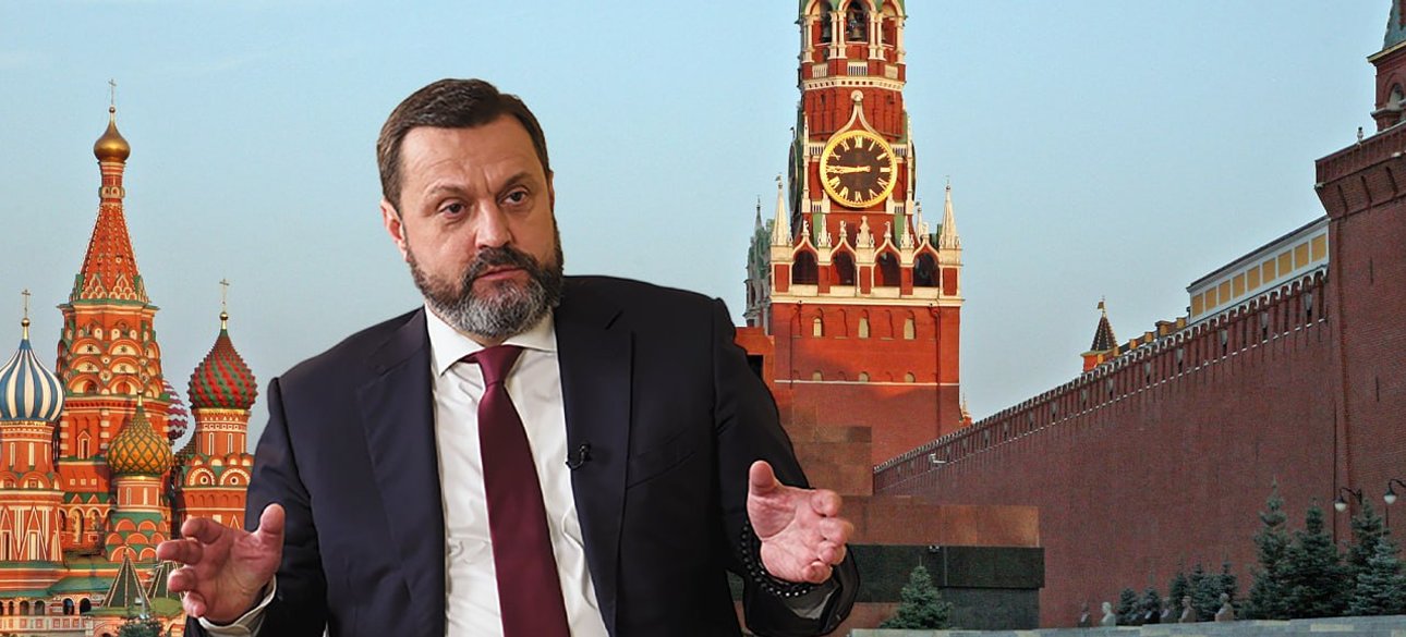 Андрей Деркач на фоне Кремля