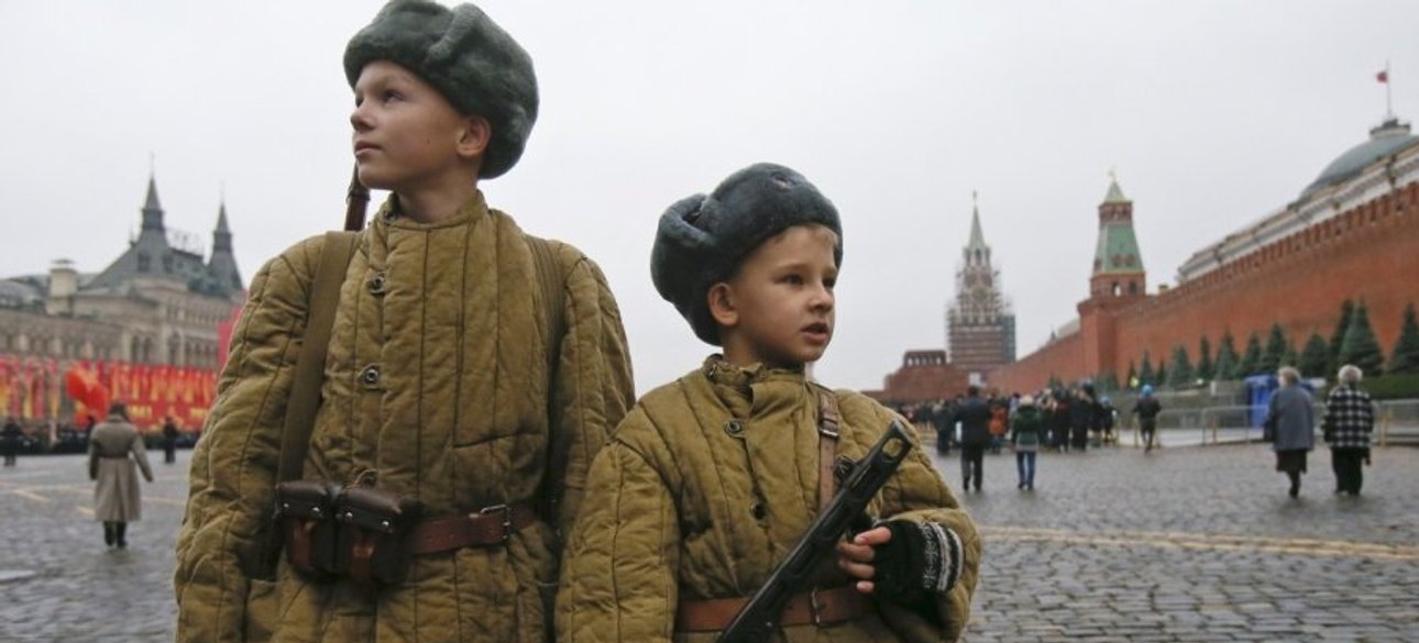 Російські хлопчики у формі солдатів 1941 року