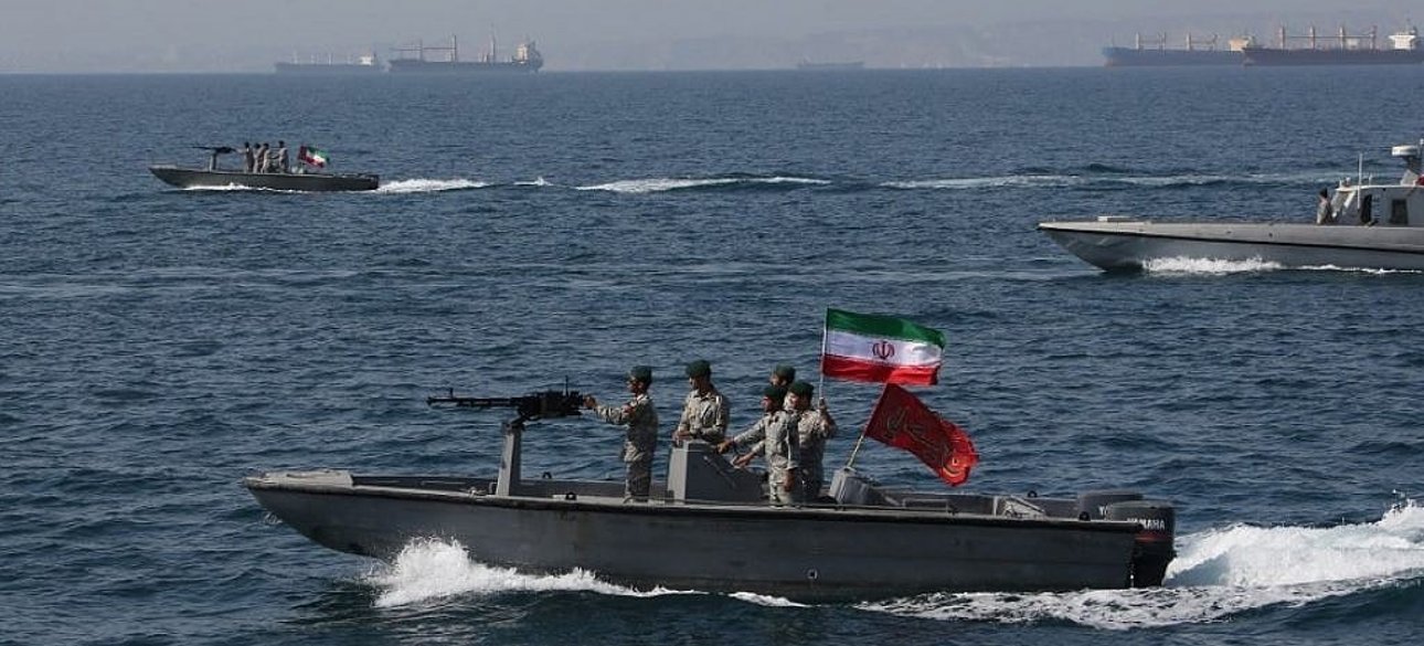 Ормузский пролив Иранский сторожевой катер в Ормузском проливе