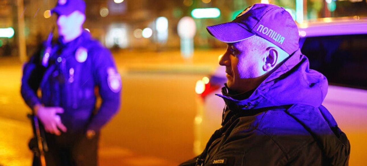 Поліцейський патруль на вулицях Києва під час комендантської години