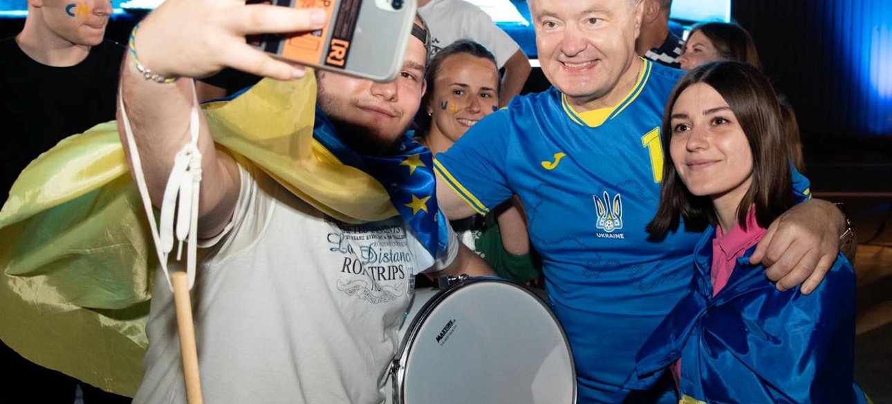 Порошенко делает селфи с поклонниками, порошенко и порохоботы