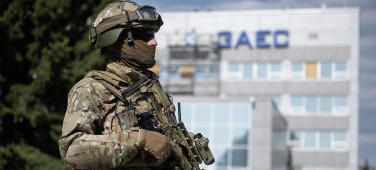 Российский солдат контролирует Запорожскую АЭС