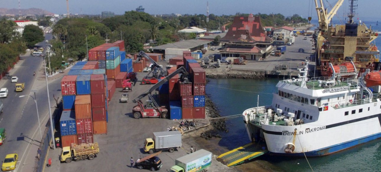 Восточный Тимор, Тимор Лешти, порт, погрузка контейнеров, грузы в порту