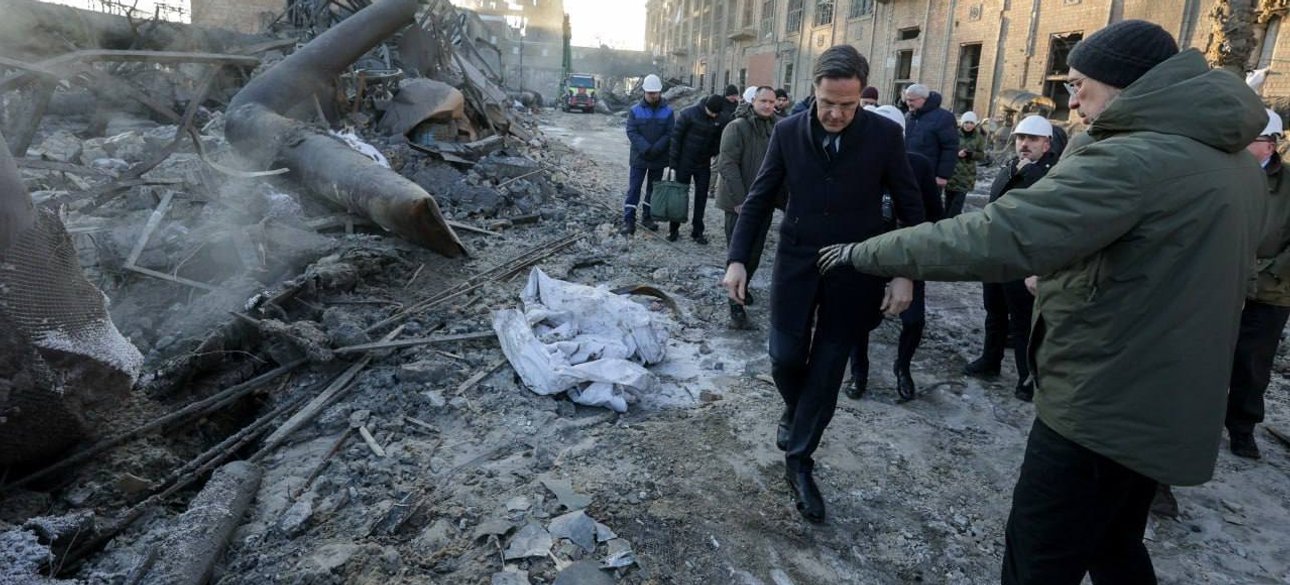 Генеральний секретар НАТО Рютте на місці зруйнованої ТЕС у Києві