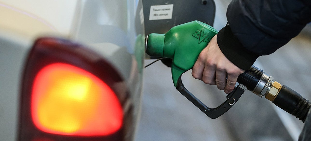 Бензин Заливают бензин на украинской АЗС