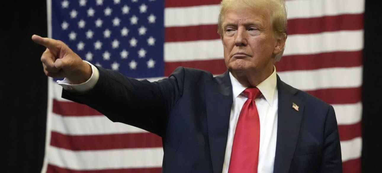 Трамп Президент США Дональд Трамп на фоне американского флага