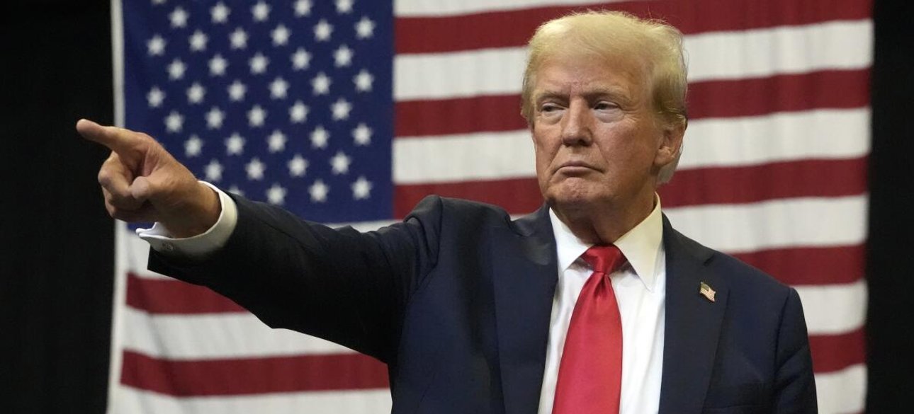 Трамп Президент США Дональд Трамп на тлі американського прапора