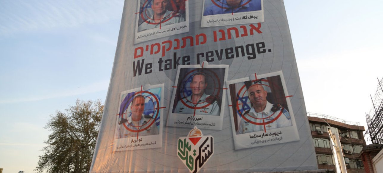 Плакаты, размещенные на улицах Тегерана иран нападет на израиль, иран атакует израиль, война израиля и ирана, атака на дипломатическую миссию Ирана в Дамаске, Сирия ракетный удар Израиля, гибель иранских генералов, война на Ближнем востоке, Иран нападет через 48 часов