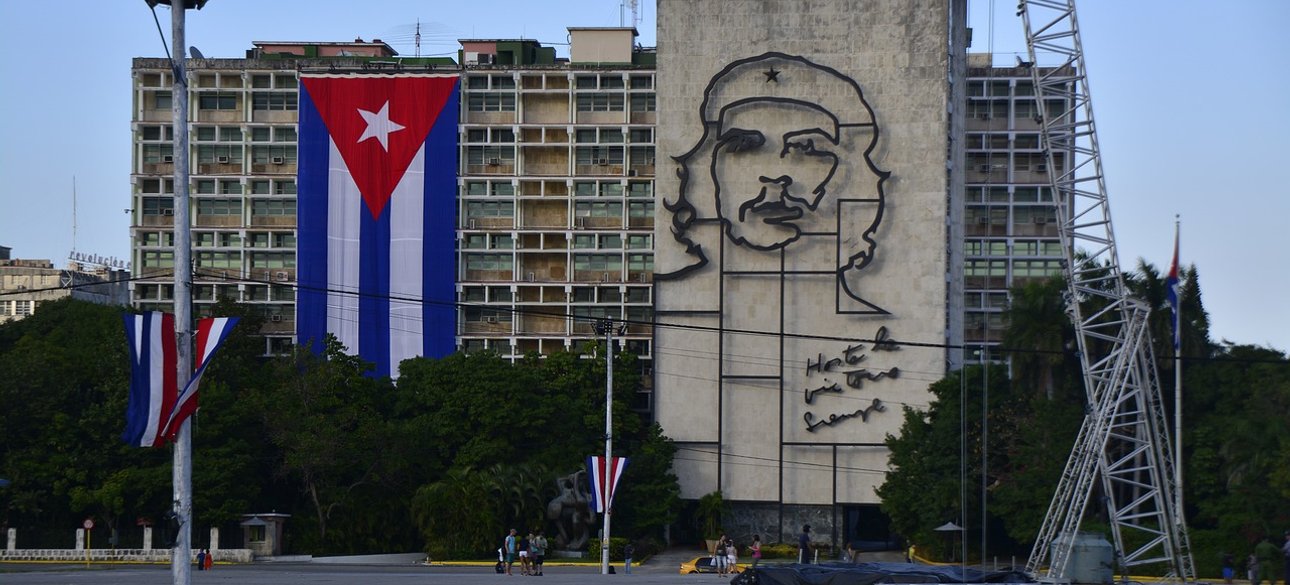 Куба Кубинский флаг рядом с изображением Че Гевары