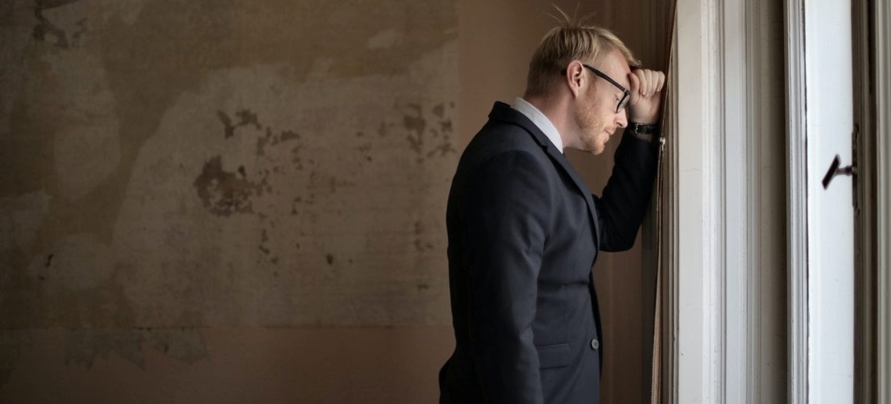 Работник в офисе