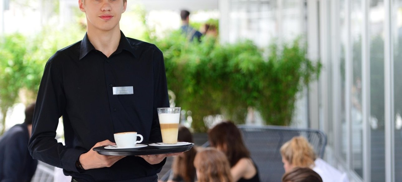 официант с подносом